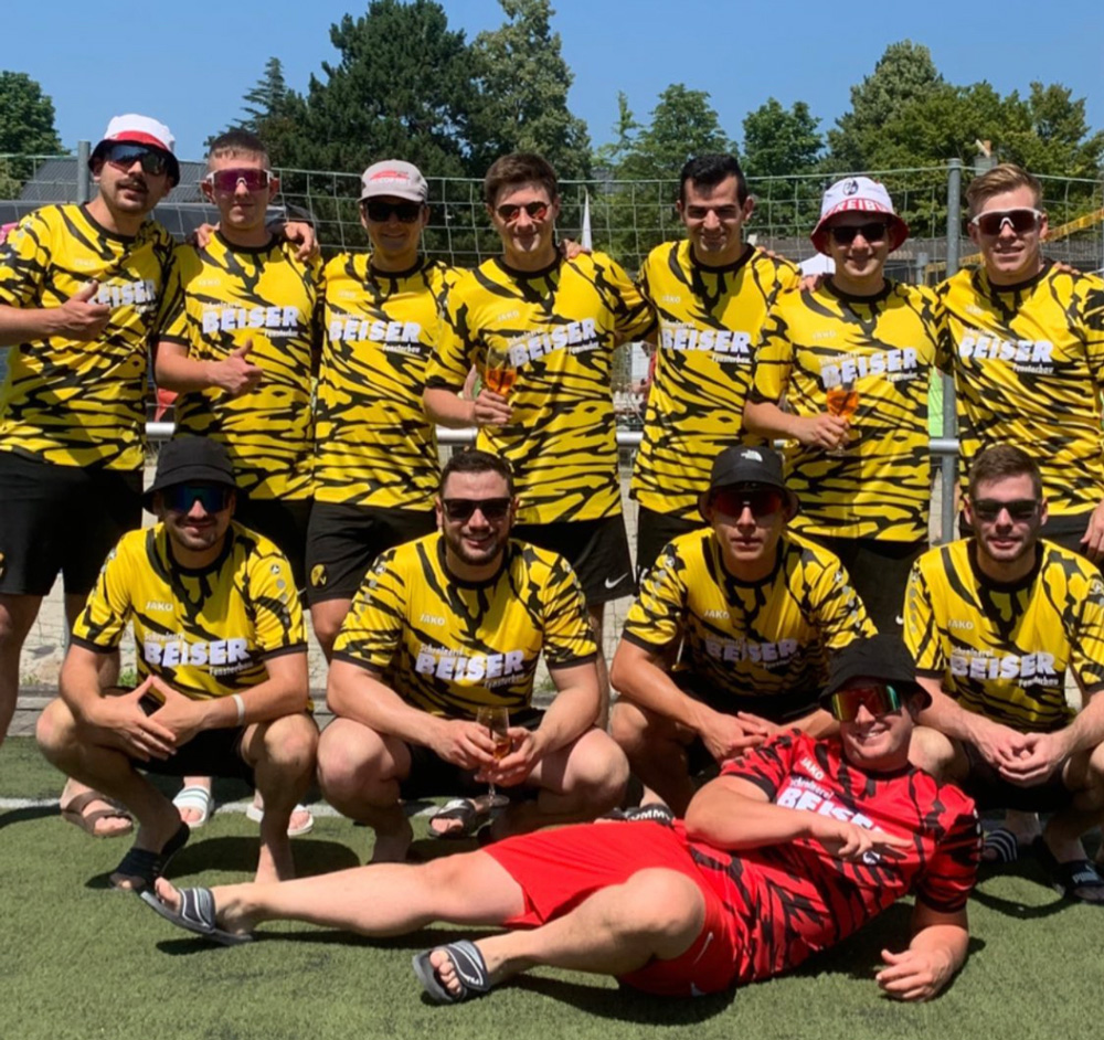 Gruppenbild vom Fußballverein mit Trikot und Logo von Schreinerei Beiser darauf